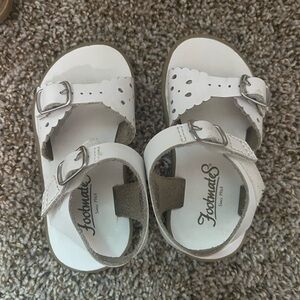 FootMates White Sandals with Buckle Closures and Perforated Design